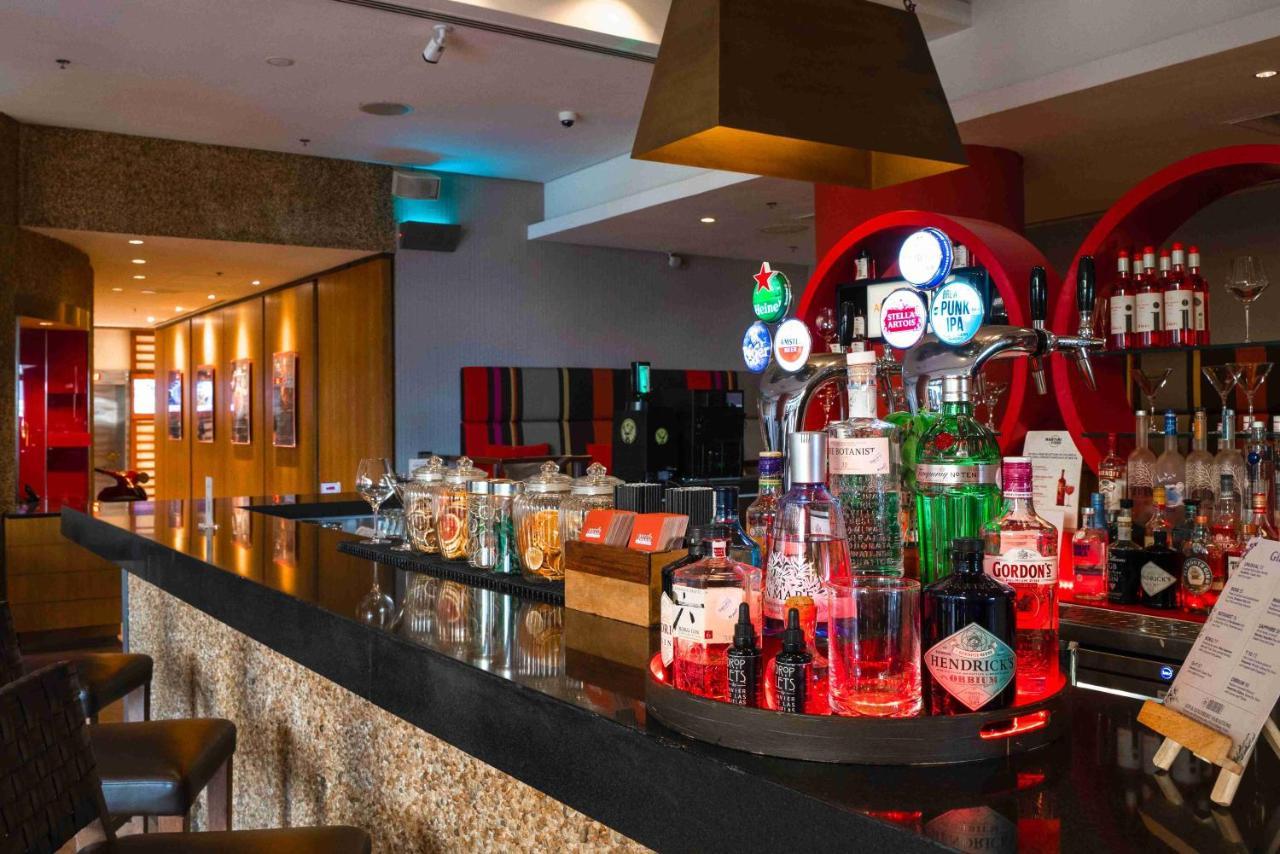 Amwaj Rotana, Jumeirah Beach - Dubai Esterno foto The bar at the Hilton London Heathrow