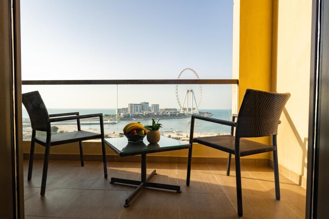 Amwaj Rotana, Jumeirah Beach - Dubai Esterno foto A balcony at Jumeirah Beach Hotel