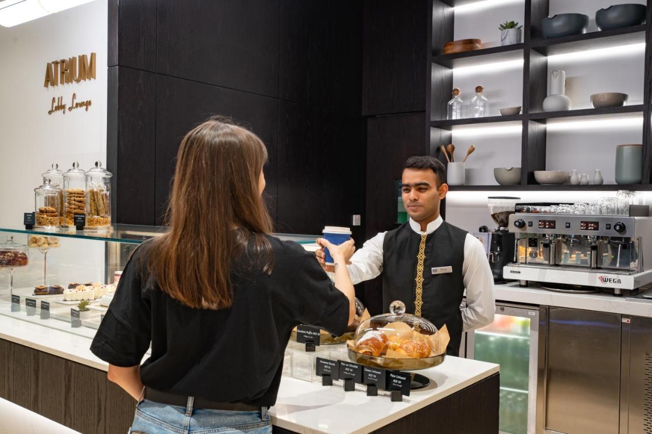 Amwaj Rotana, Jumeirah Beach - Dubai Esterno foto A barista at work