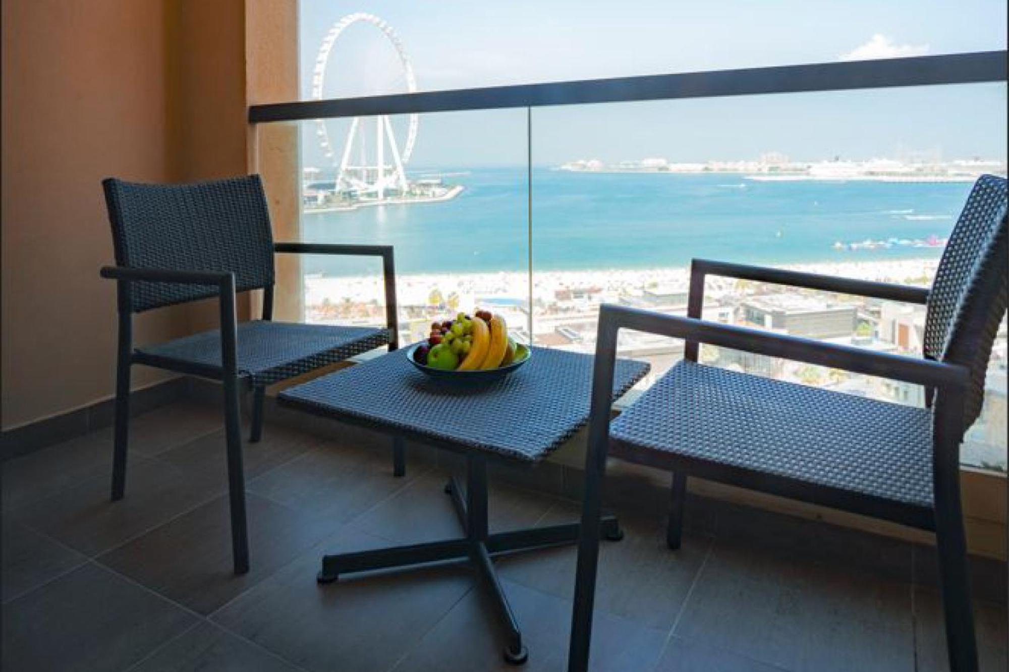 Amwaj Rotana, Jumeirah Beach - Dubai Esterno foto A balcony at the hotel