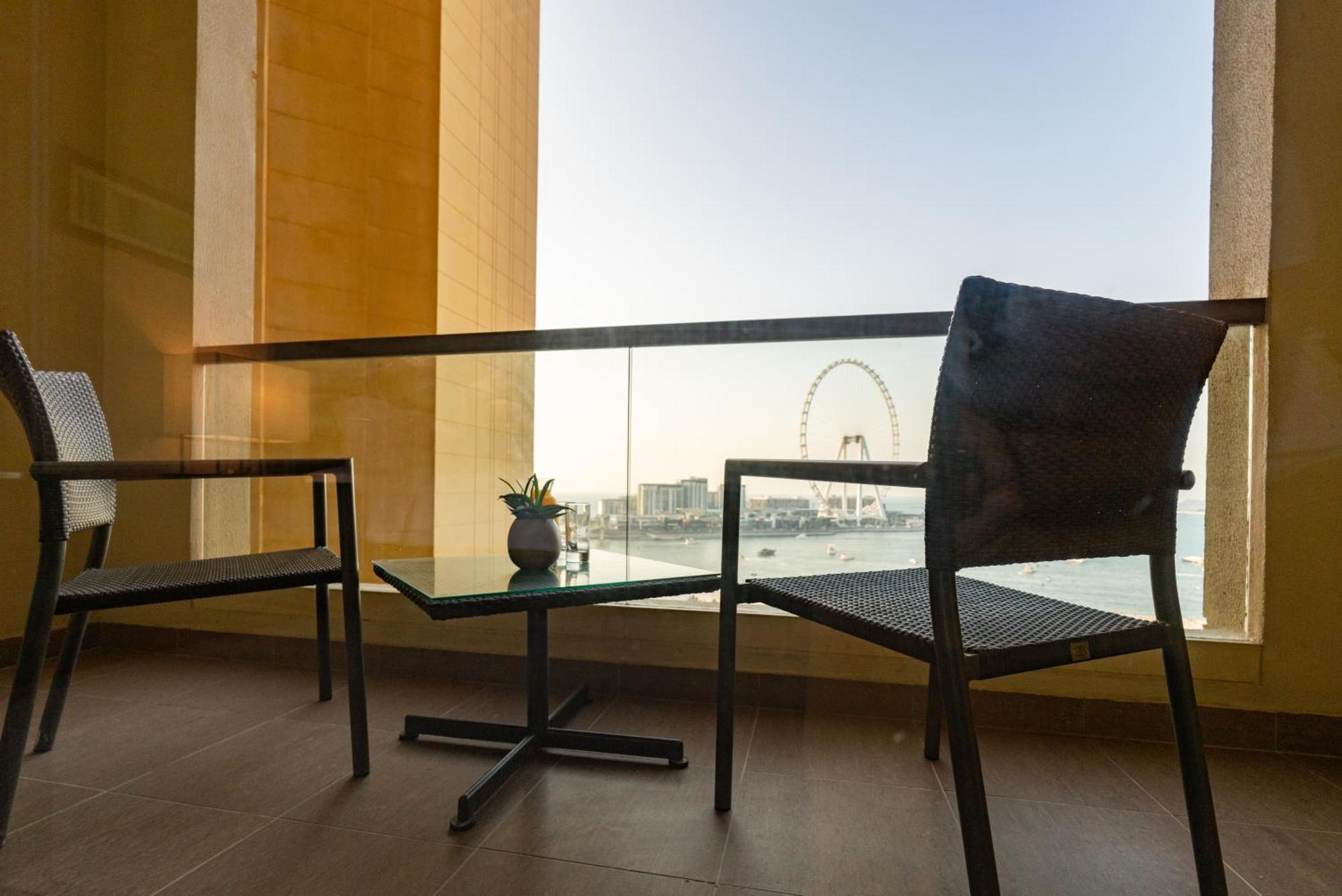 Amwaj Rotana, Jumeirah Beach - Dubai Camera foto A balcony at the hotel